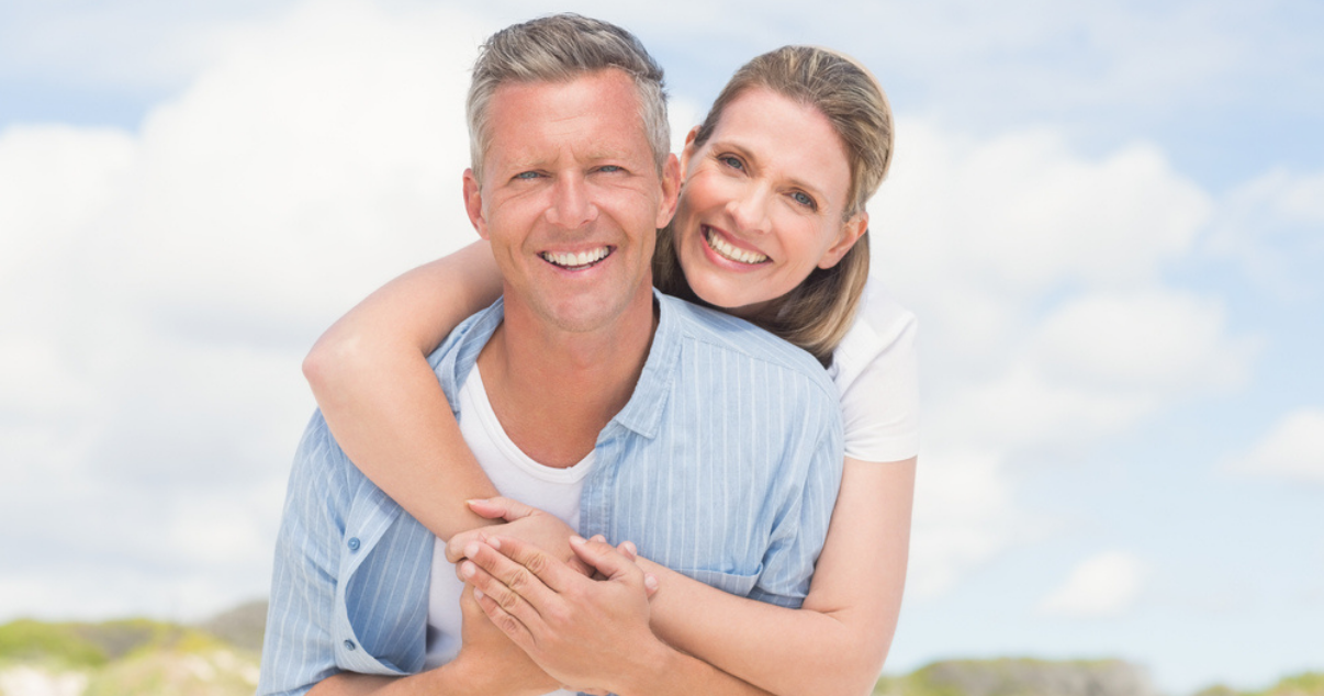 Couple enjoying the beach without worrying about hair damage from the sun (1)