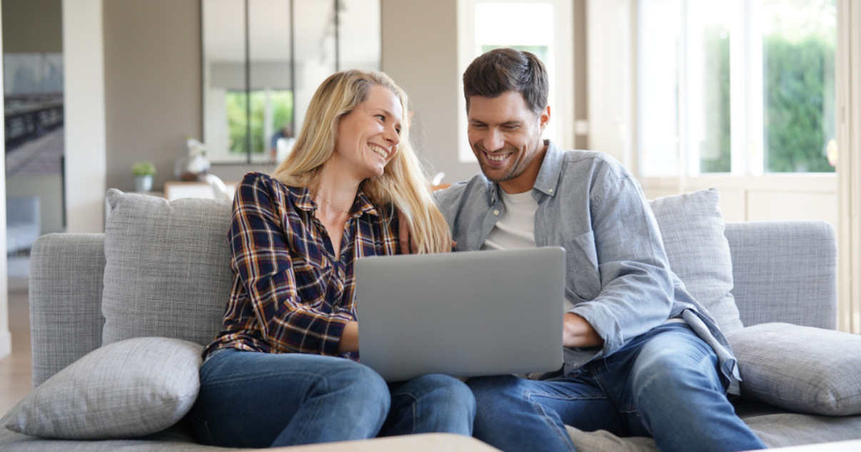 Young couple looking for a good hairpiece online