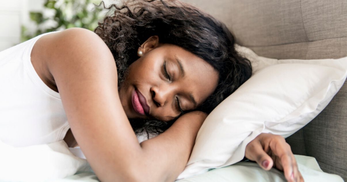 woman of color sleeping comfortably in her hairpiece